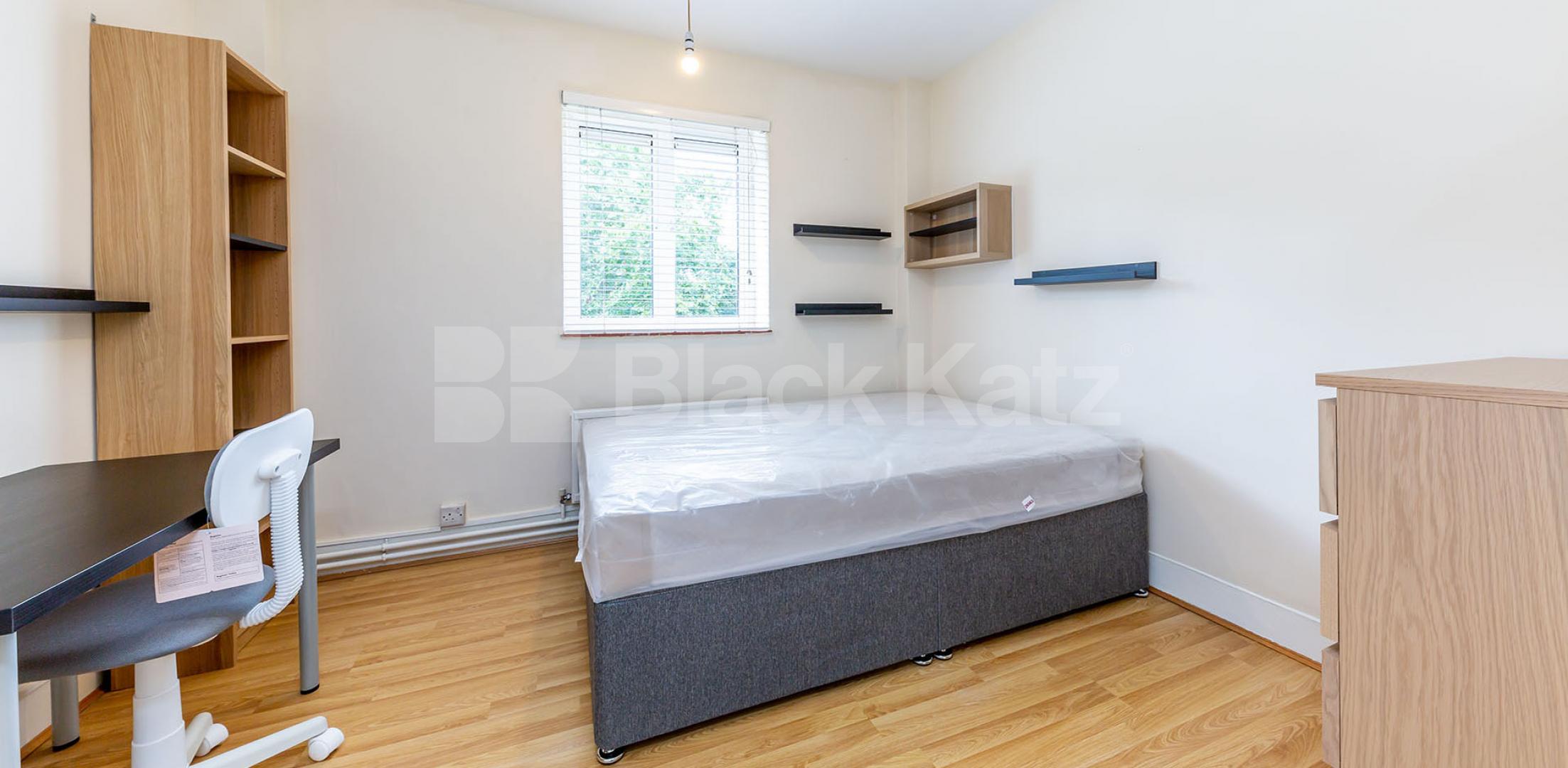 			AMAZING 4 /5 BED IN CAMDEN!, 5 Bedroom, 1 bath, 1 reception Flat			 Crowndale Road, CAMDEN / KINGS CROSS
